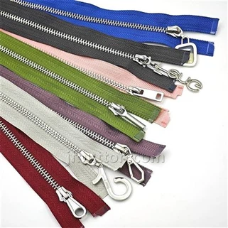 Zippers logam untuk berpakaian