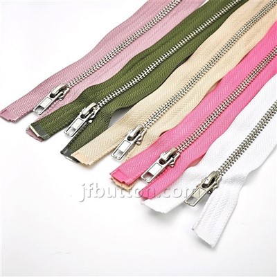 Zipper logam merah jambu